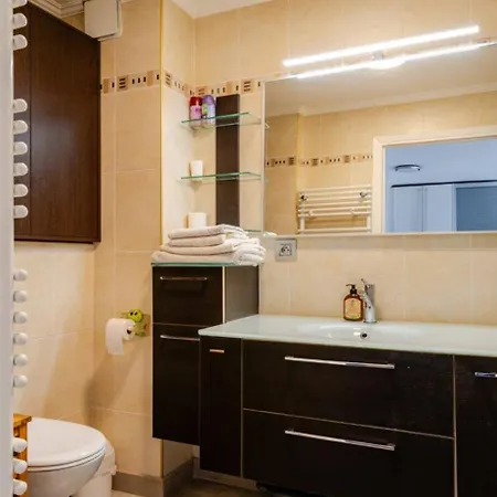 Beach & Airport Apartment